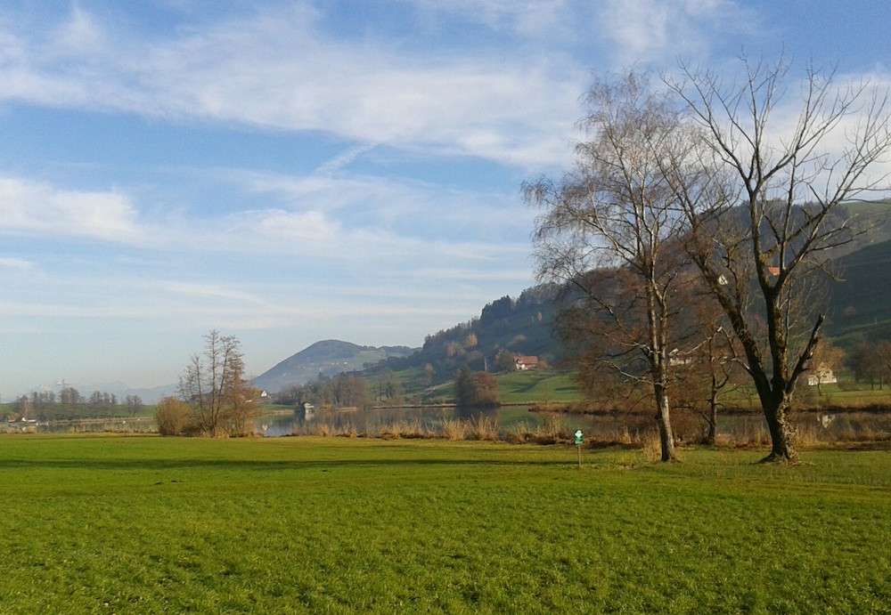 <p>Die Ortschaft Hütten an der Kantonsgrenze. (Bild: Marcel Hähni)</p>